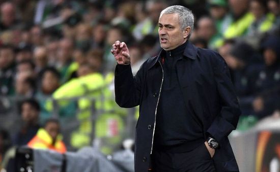 Mourinho bị chê không biết tiêu tiền