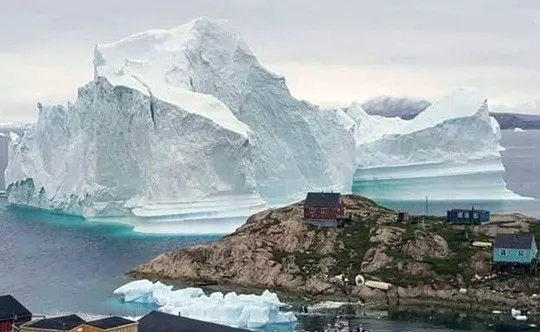 Tảng băng trôi 11 triệu tấn đe dọa ngôi làng ở Greenland