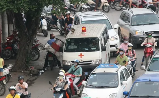 Cảnh báo tình trạng cản trở xe ưu tiên đang làm nhiệm vụ