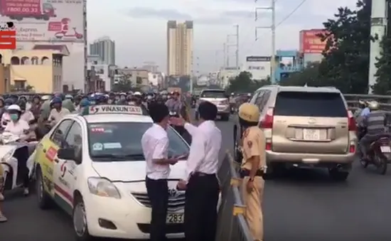 Taxi mất lái đâm vào dải phân cách, cầu vượt Cây Gõ tê liệt