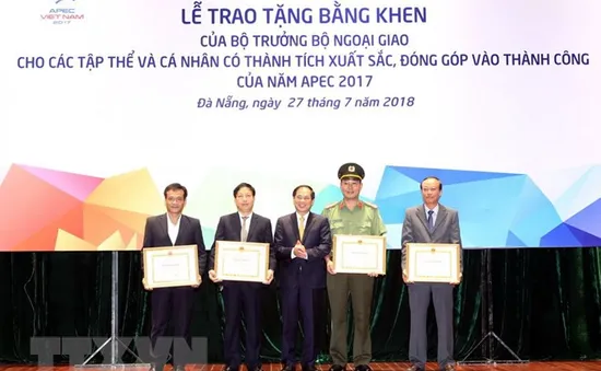 Bộ Ngoại giao khen thưởng các cá nhân, tập thể có đóng góp cho APEC 2017