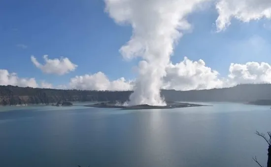 Núi lửa phun tro bụi, 11.000 cư dân trên một đảo ở Vanuatu phải sơ tán