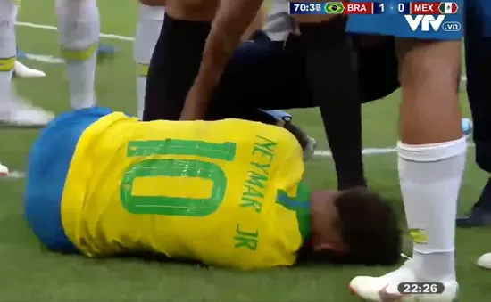 Hài hước FIFA World Cup™ 2018: VAR "mách tội", Neymar giãy đành đạch vẫn không được "thương"