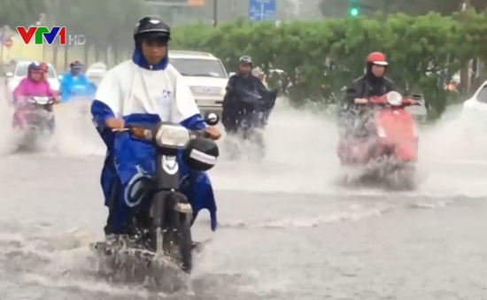 Nhiều tuyến đường ở TP.HCM ngập sâu sau mưa lớn, xe chết máy hàng loạt