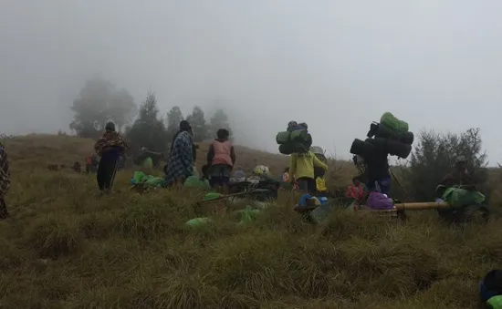 Giải cứu hàng trăm người mắc kẹt vì động đất trên núi Rinjani, Indonesia