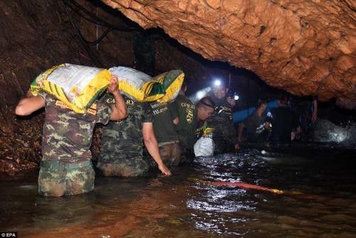 Lặn ra ngoài là đường thoát duy nhất cho đội bóng bị mắc kẹt tại Thái Lan