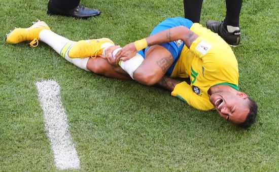 FIFA World Cup™ 2018: "Người ngoài hành tinh" bênh vực thói ăn vạ của Neymar