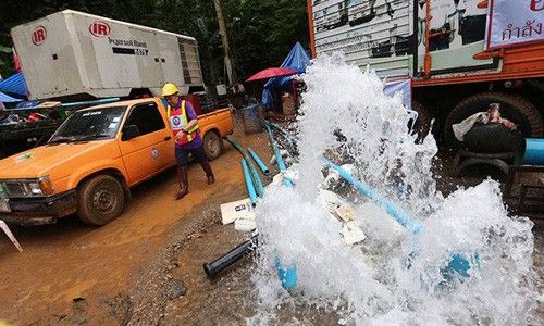 Thái Lan chặn suối trút nước vào hang Tham Luang