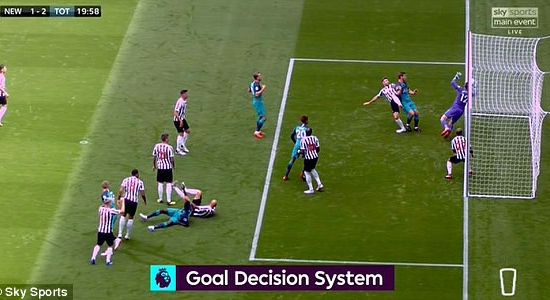 Tottenham may mắn có bàn đầu tiên mùa giải mới nhờ công nghệ Goal-line
