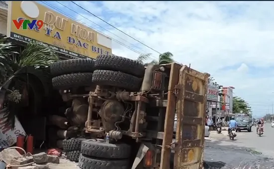 Xe ben mất lái lao vào nhà dân, bé gái bị thương nặng