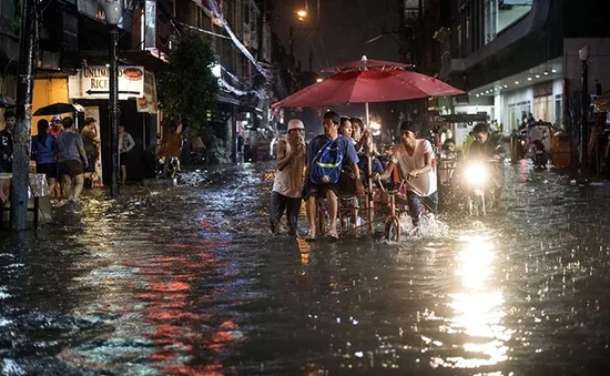 Lũ lụt làm tê liệt một phần thủ đô Manila của Philippines