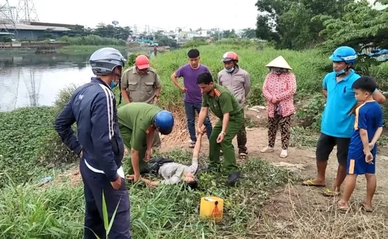 Dùng xuồng máy truy bắt đối tượng trộm nắp cống trên mặt cầu