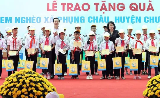 Phó Chủ tịch nước trao quà cho trẻ em nghèo ở Chương Mỹ