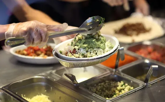 Phát hiện nguyên nhân khiến hàng trăm người ngộ độc tại nhà hàng Chipotle ở Ohio