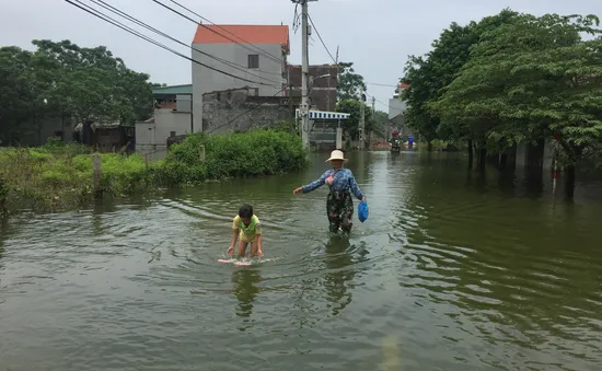 Ngập lụt ở Chương Mỹ: Gian nan đường tới trạm xá