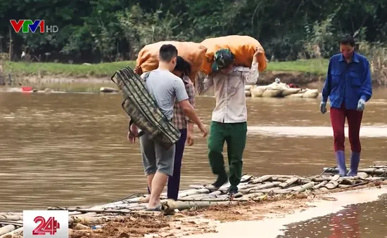 Người dân Lạng Sơn liều mình vượt sông bằng cầu tre