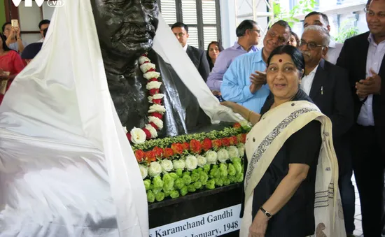 Bộ trưởng Sushma Swaraj khánh thành tượng Mahatma Gandhi ở ĐSQ Ấn Độ tại Hà Nội