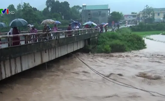 Mưa lũ kéo dài gây sạt lở nhiều tuyến đường ở Tây Bắc