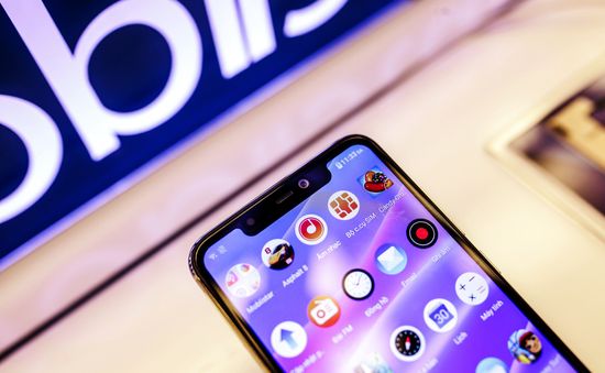 Hãng công nghệ Việt trình làng smartphone thiết kế "tai thỏ", camera xếp dọc như iPhone X