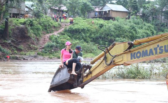 Thí sinh Hoa hậu Việt Nam 2018 mang nước sạch về bản Nịu