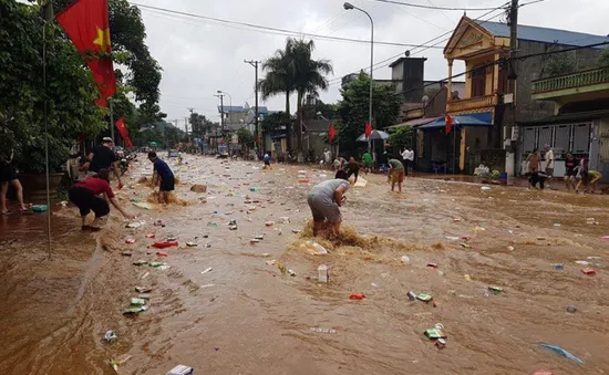 Sơn La: Hàng hóa trong siêu thị bị lũ cuốn trôi