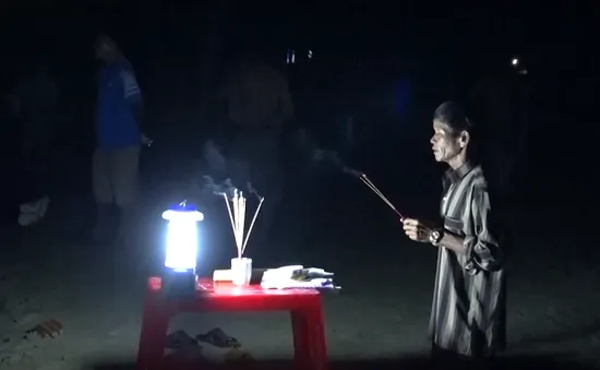 Rủ nhau tắm biển, 3 học sinh bị sóng cuốn chết và mất tích