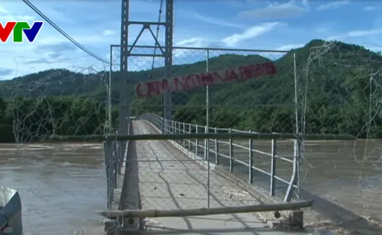 Nghệ An: Cầu treo Chôm Lôm đứt nhịp đường dẫn ra cầu