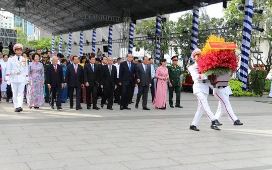 Lãnh đạo TP.HCM dâng hương tưởng niệm Chủ tịch Hồ Chí Minh