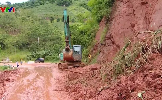 Nhiều điểm sạt lở nghiêm trọng trên Quốc lộ 6 và Quốc lộ 37