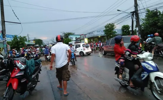 Bình Dương: Mưa lớn cuốn 2 thanh niên xuống cống, 1 người tử vong