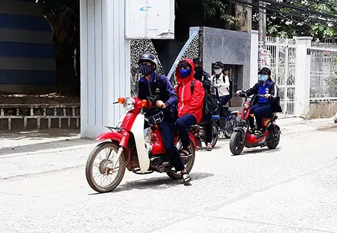 Tràn lan tình trạng học sinh đi xe máy phân khối lớn tại Nha Trang