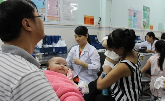 Hết vaccine 5 trong 1 Quinvaxem, nhiều phụ huynh ở TP.HCM lo lắng