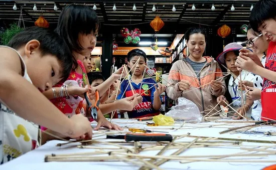 Cả nhà chung tay làm lồng đèn Trung thu - "Hạt giống" hạnh phúc trong mỗi đứa trẻ