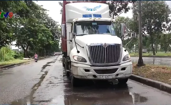 TNGT nghiêm trọng giữa xe container và xe máy ở TP.HCM, 2 người thương vong