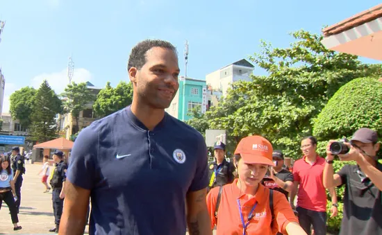 Cựu danh thủ Joleon Lescott và tiền vệ Quang Hải giao lưu với người hâm mộ