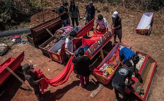 Tập tục thay quần áo mới cho người chết ở Indonesia