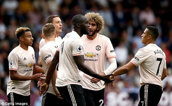 Dính thẻ đỏ, Man Utd vẫn tìm lại niềm vui chiến thắng nhờ Lukaku