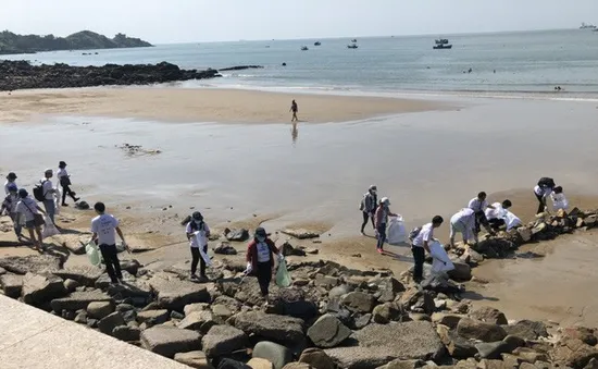 Hàng tấn rác thải được thu gom trong Ngày Quốc tế làm sạch bờ biển 2018