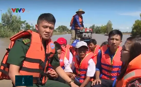 Đảm bảo an toàn cho học sinh vùng lũ đến trường