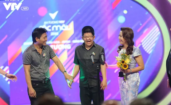 Bé Bôm hạnh phúc nhận giải tại VTV Awards 2018