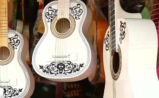 Thị trấn làm đàn guitar ở Tây Ban Nha sống lại nhờ bộ phim Coco