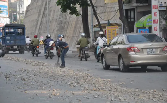 Phú Yên: Xe chở đất đá rơi vãi gây mất an toàn