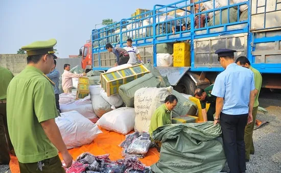 “Nóng” tình trạng buôn lậu hàng qua biên giới dịp cận Tết