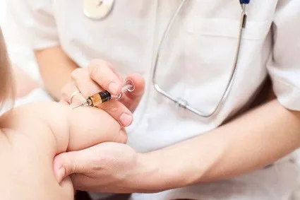 Café Sáng với VTV3: Nên hay không nên đưa con đi tiêm vaccine?