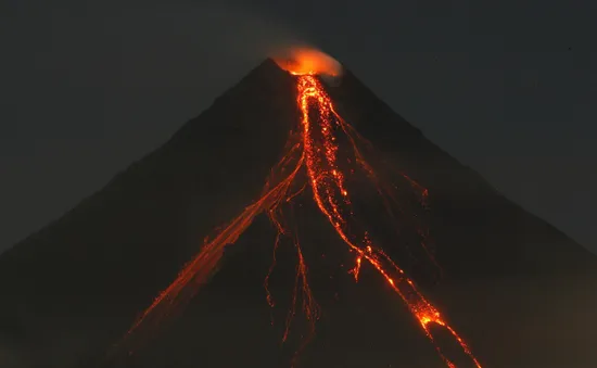 Philippines mở rộng lệnh sơ tán do lo ngại núi lửa Mayon phun trào