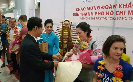 TP.HCM đón đoàn khách đầu tiên của năm 2018