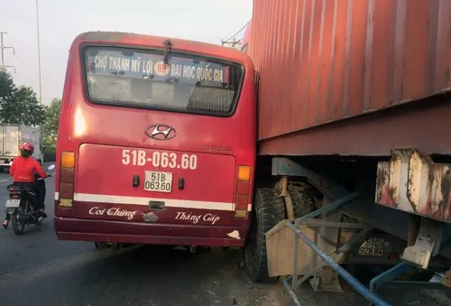 Sau va chạm, xe bus truy đuổi xe container trên QL1