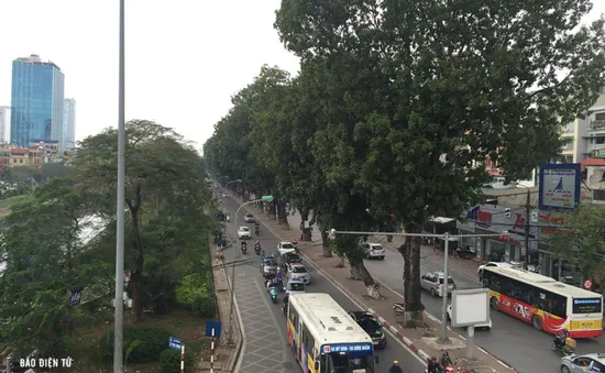 Tại sao Hà Nội xén vỉa hè, dải phân cách để mở rộng đường?