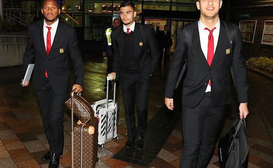 Sao Man Utd lịch lãm và tự tin sải bước về Manchester từ London