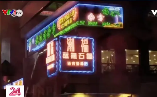 Biển hiệu đèn neon tại Hong Kong (Trung Quốc) đang đứng trước nguy cơ biến mất